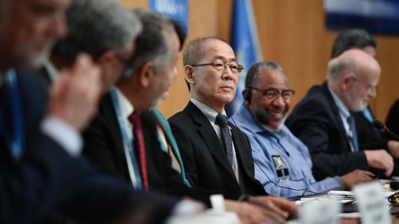 Politicians at the United Nation's IPCC stand in a line. 